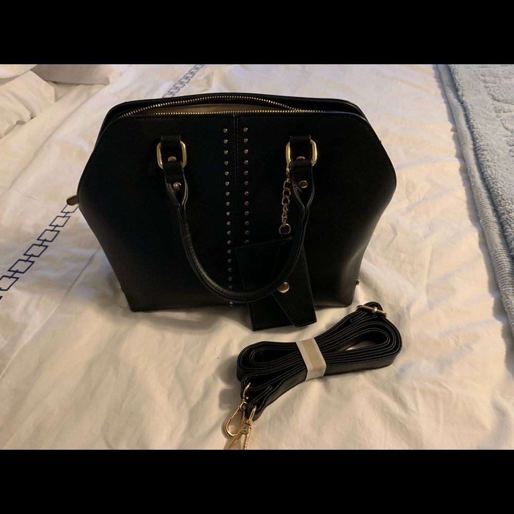 Black hand bag w/shade strap like new condition